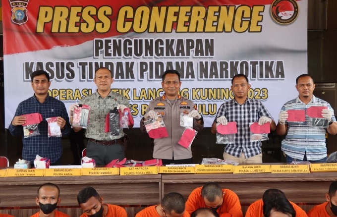 Kapolres Rokan Hulu AKBP Pangucap Priyo Soegito SIK MH didampingi Kasatres Narkoba AKP Riza Effyandi SH dan Kanit I Polsek Ujungbatu Ipda Refli Setiawan SH menunjukkan barang bukti narkoba dan puluhan tersangka saat ekpose hasil Ops Antik Lancang Kuning d